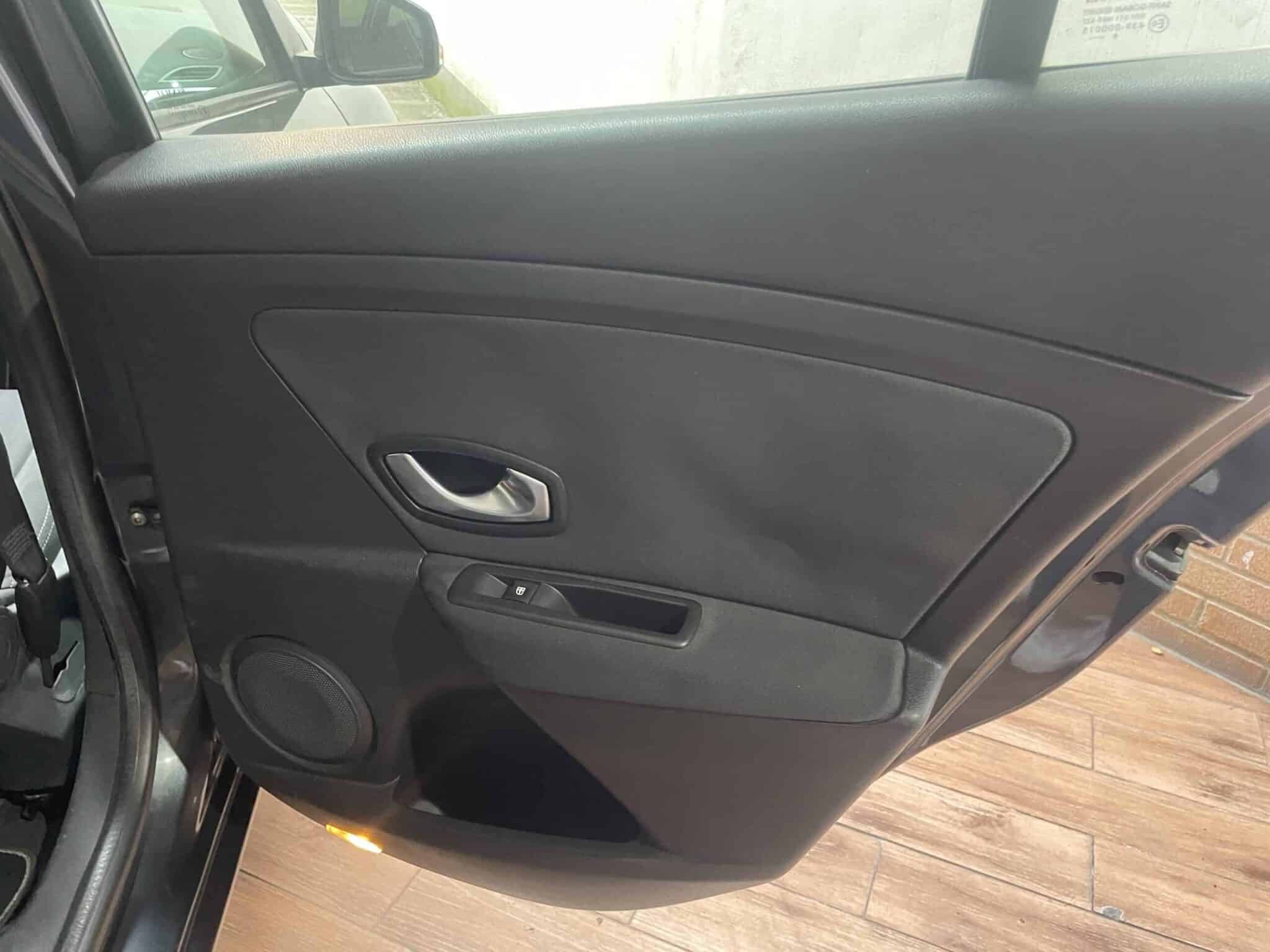 renault-megane-sw-spaziosa-buone-condizioni-38-scaled