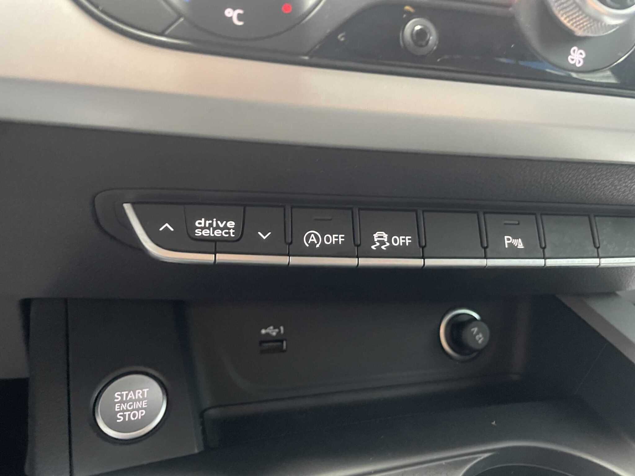 audi-a4-unico-proprietario-tagliandi-certificati-27-audi-a4-avant-2022-hybrida-d (1)